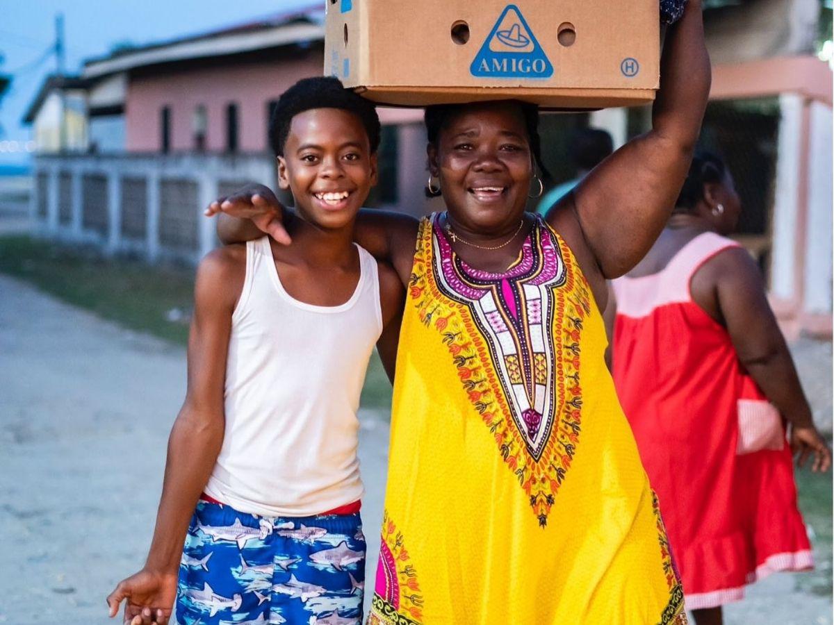 Para ponerse de pie: Fundación de Alberth Elis sorprende con donación a catrachos de cuatro ciudades de Honduras