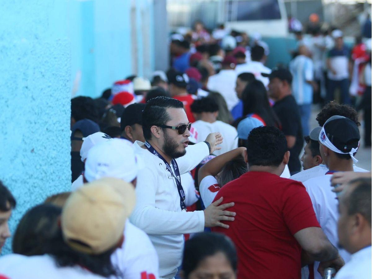 Descomunales filas en el Estadio Nacional y lo que pasó con la pantalla: así se vive la previa de la final entre Olimpia-Marathón