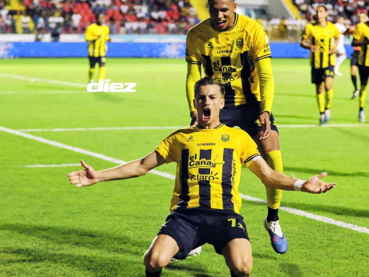 Gonzalo Ritacco celebrando su gol vía lanzamiento penal.