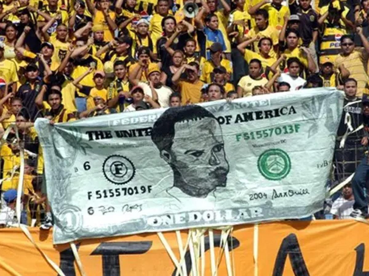 La barra del Real España no le perdonó su traición y así respondían.