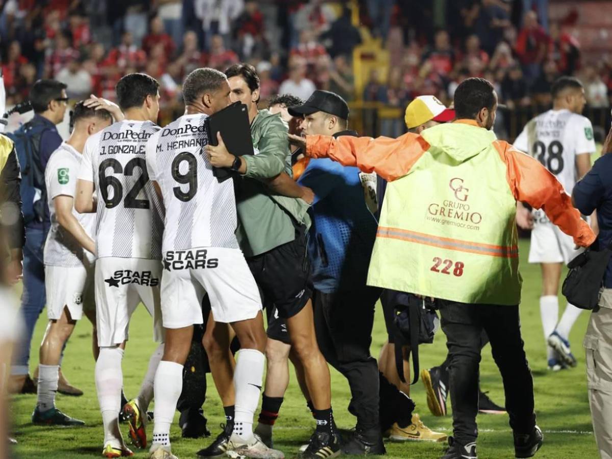 Batalla campal en Costa Rica: Así fue el zafarrancho entre Alajuelense-Herediano en la gran final, ¡golpes y sangre!
