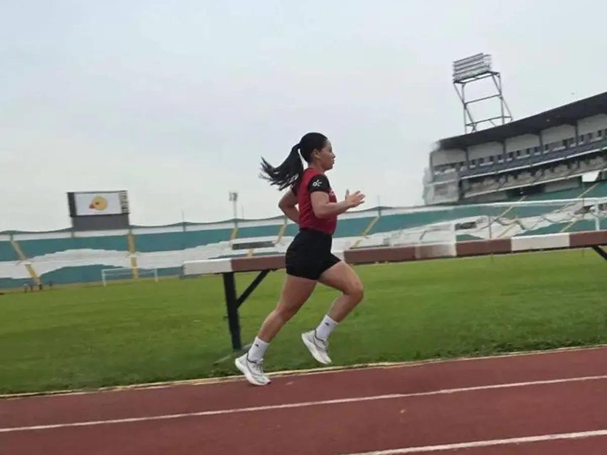 FIFA la premió: así es la guapa árbitra hondureña que cautiva en redes sociales y este es el departamento al que hace feliz