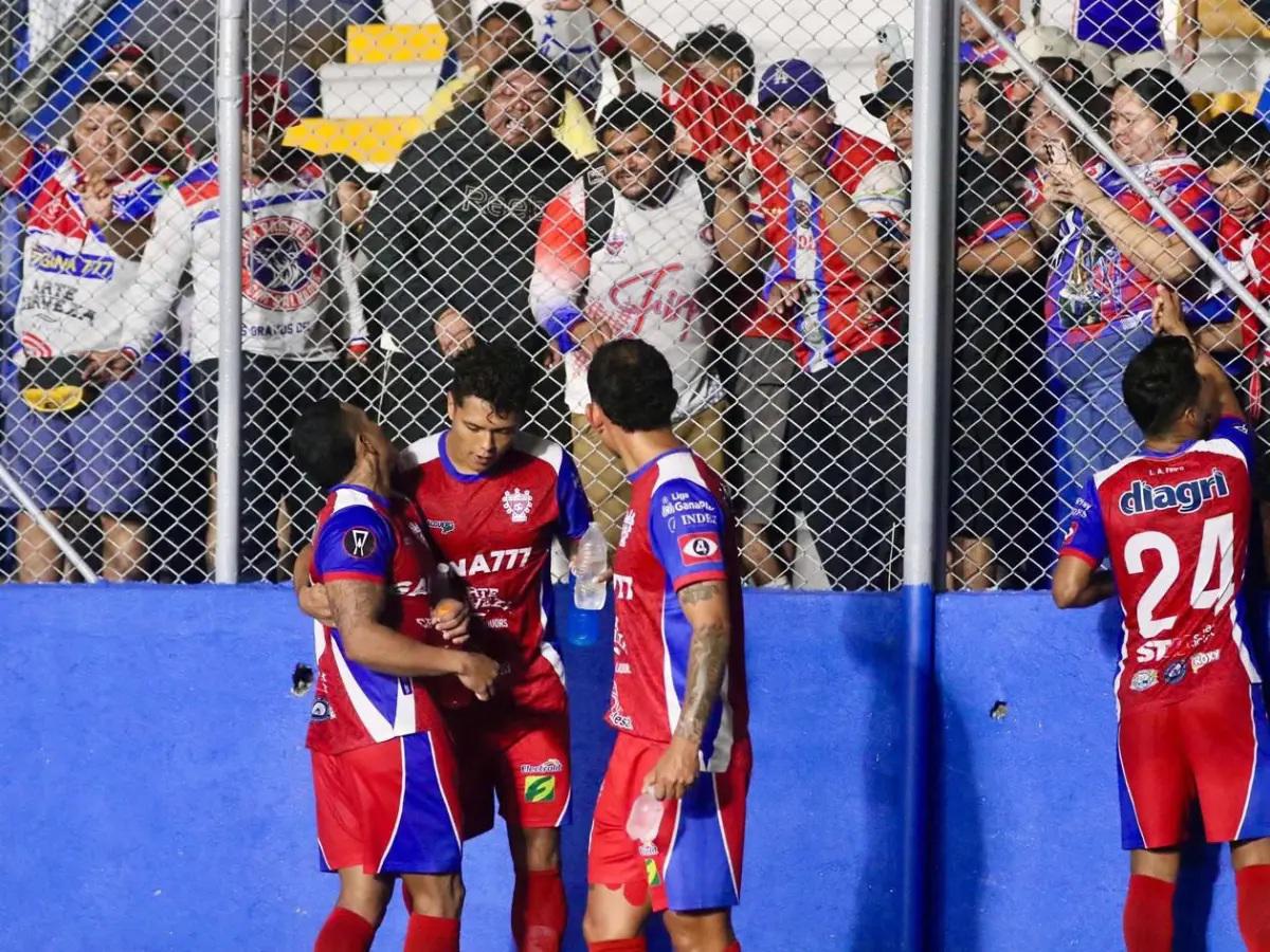 Gesto de Edwin con Chirinos, la pelea del Firpo con ellos y el abrazo de Espinel