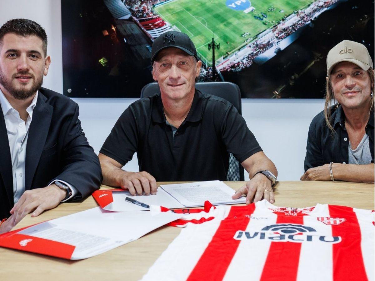 Con la camiseta de Instituto y un invitado de lujo: así fue la presentación de Troglio en su regreso al fútbol de Argentina