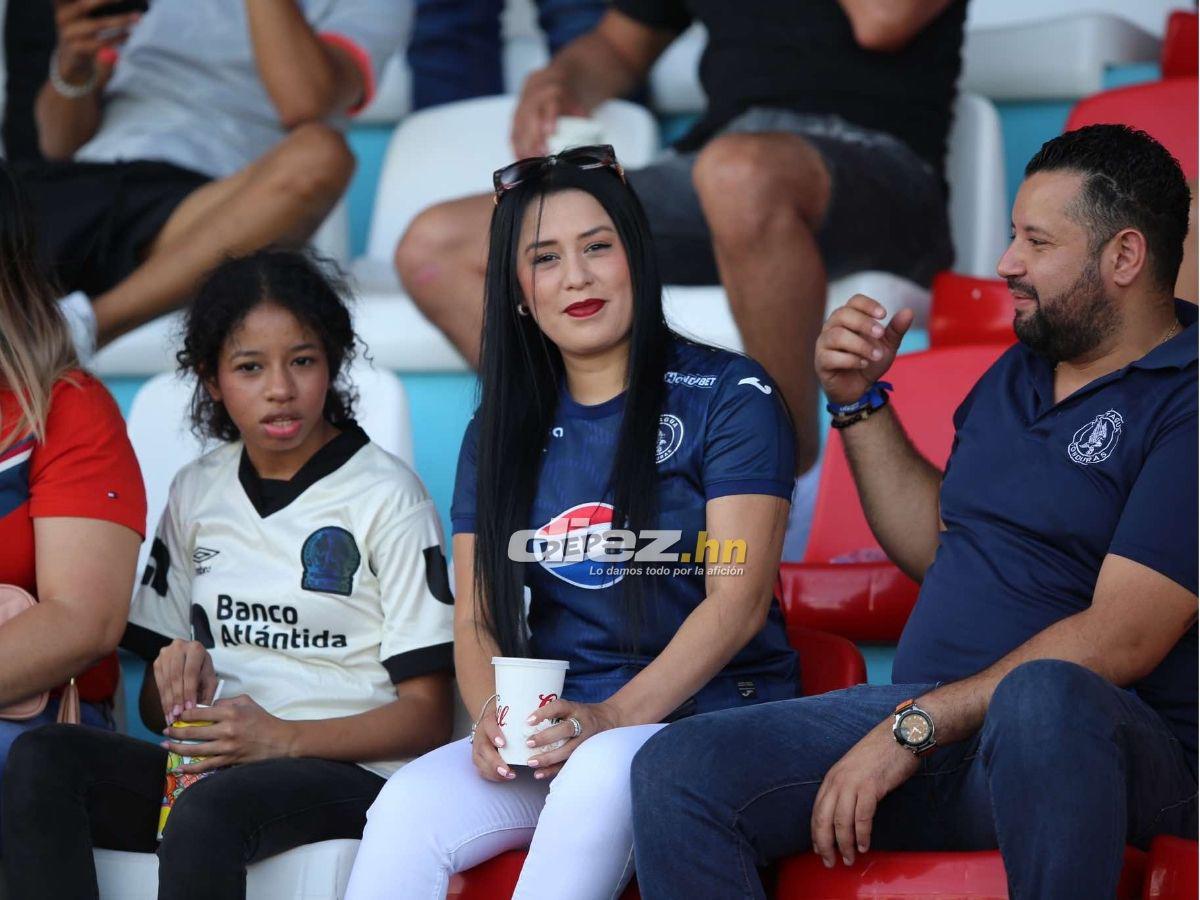¿Quién era la chica del Iphone? Las hermosas damas que causaron furor en la previa del derbi Olimpia vs Motagua