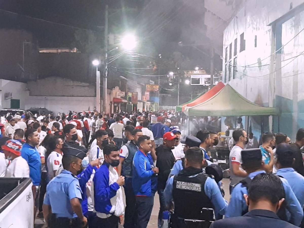 ¡Increíble llenazo! Aglomeración de aficionados a las afueras del estadio Nacional es una locura previo al Olimpia-Municipal