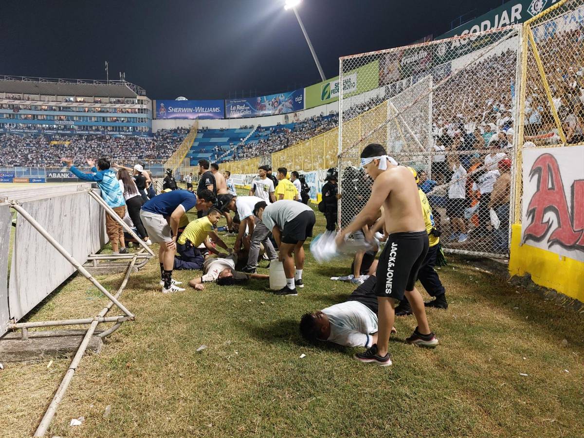 Desgracia en El Salvador: Las desgarradoras imágenes de la estampida de aficionados que dejó varios muertos en el Estadio Cuscatlán