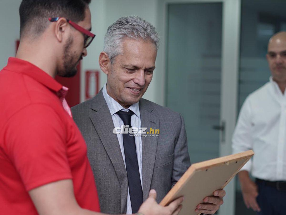 Ovación total a Reinaldo Rueda, el show de Polache, el exjugador que acompañó al DT de Honduras y el curioso obsequio al cafetero
