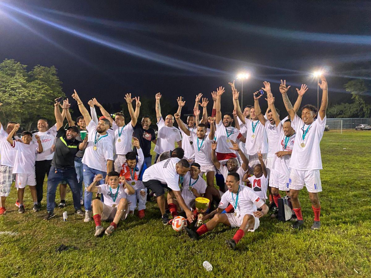 Jugadores de CD Olimpia celebrarón tras ganar al CD Vidal en la gran final de la Liga Catracha Miami.