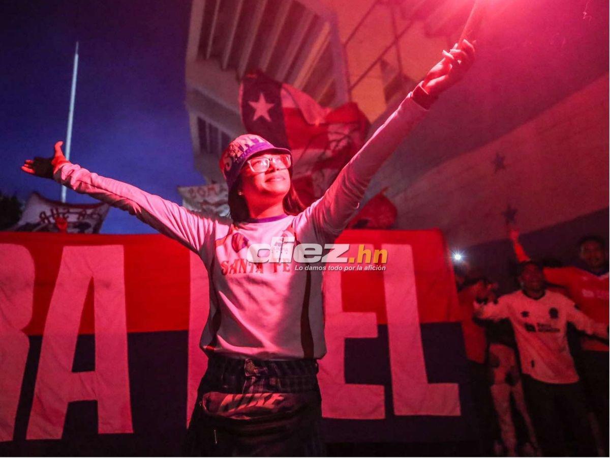 Descomunal show de la Ultra Fiel: así es el infierno que le preparó la afición de Olimpia al Antigua por Copa Centroamericana