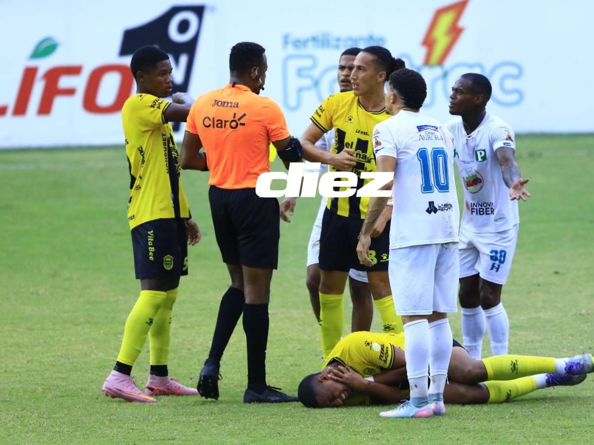 Los jugadores reclamando la falta y finalmente fue amonestado Edwin Solani.