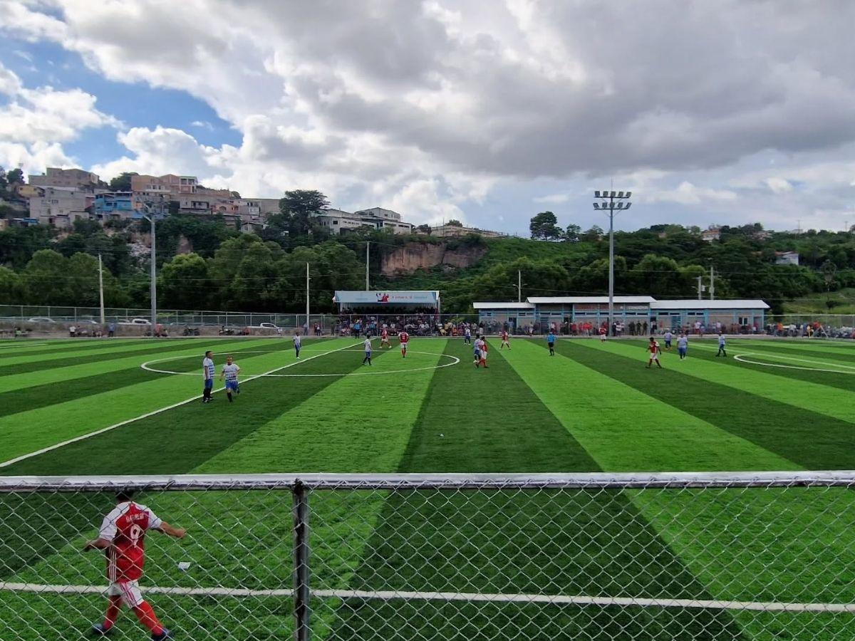 Locura en la colonia San José de la Vega: Fiesta deportiva tras inauguración del complejo de tres canchas sintéticas