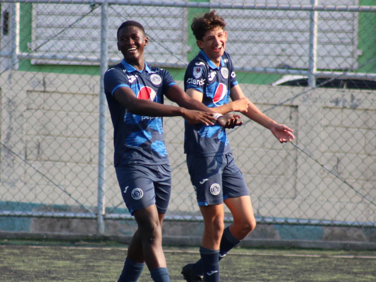 El hijo de Diego Vazquez anda encendido y endosa doblete: Su juego aéreo castiga a sus rivales