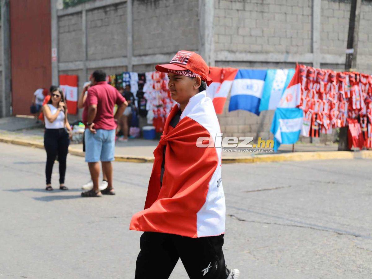 Marea Roja en La Ceiba, bellas hinchas del Vida invaden y aficionado se roba el show con extraño vestuario