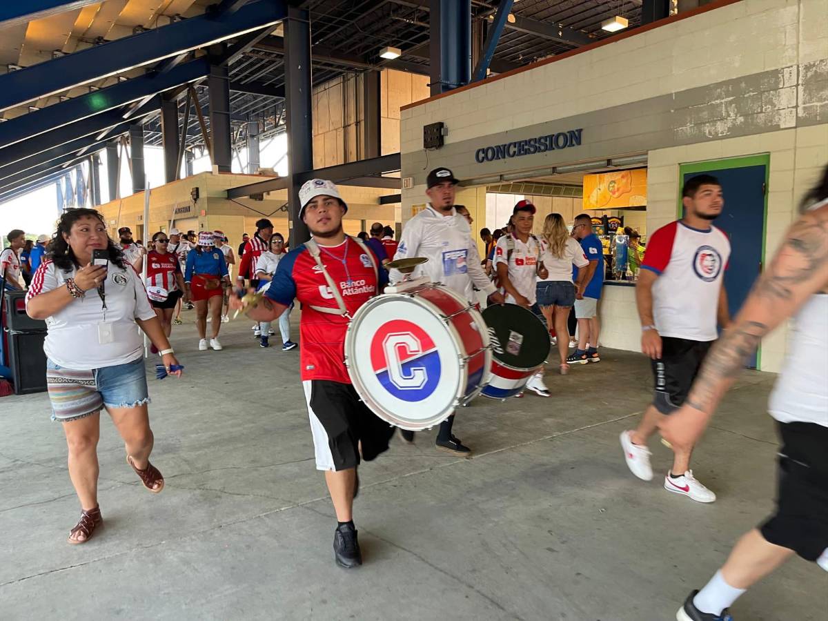 Bellas aficionadas de Olimpia en Virginia Beach, locura de la Ultra Fiel y los curiosos salvadoreños en amistoso “Merengue” ante Águila