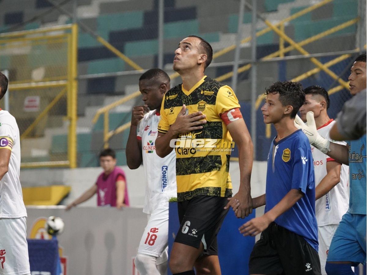 Barra de Real España sacó espectacular manta, chica bella robó suspiros y agarrón de Héctor Vargas con “La Máquina”