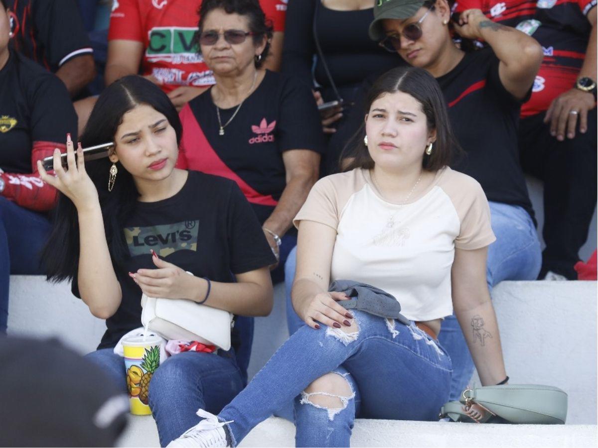 Bella chica causa furor en el Choloma vs Independiente, los famosos de la finalísima y la zarca que robó miradas