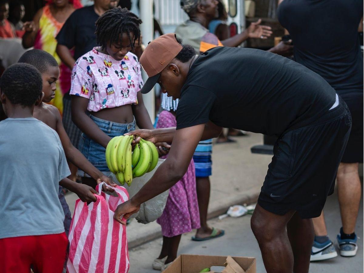 Para ponerse de pie: Fundación de Alberth Elis sorprende con donación a catrachos de cuatro ciudades de Honduras
