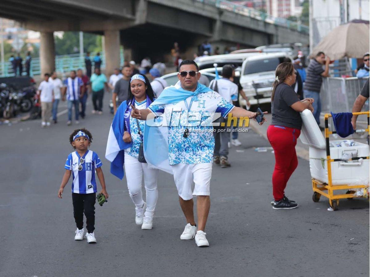 Ambientazo en el Nacional: Famosos, señor cautiva con curioso gorro y chicas enamoran en el Honduras-Jamaica