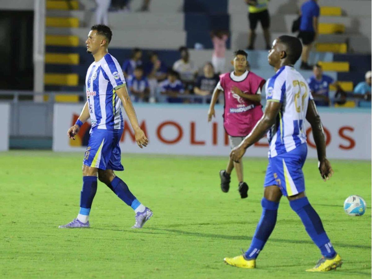 Chica de lentes enamoró, gestos tristes en Victoria tras goleada de Marathón y Messiniti con dedicatoria en La Ceiba