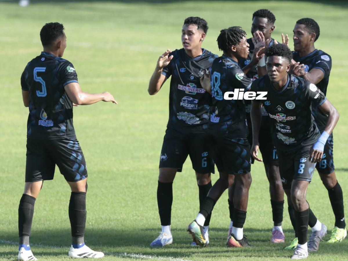 Celebración de los jugadores de Victoria luego del primer gol. Foto Neptalí Romero.