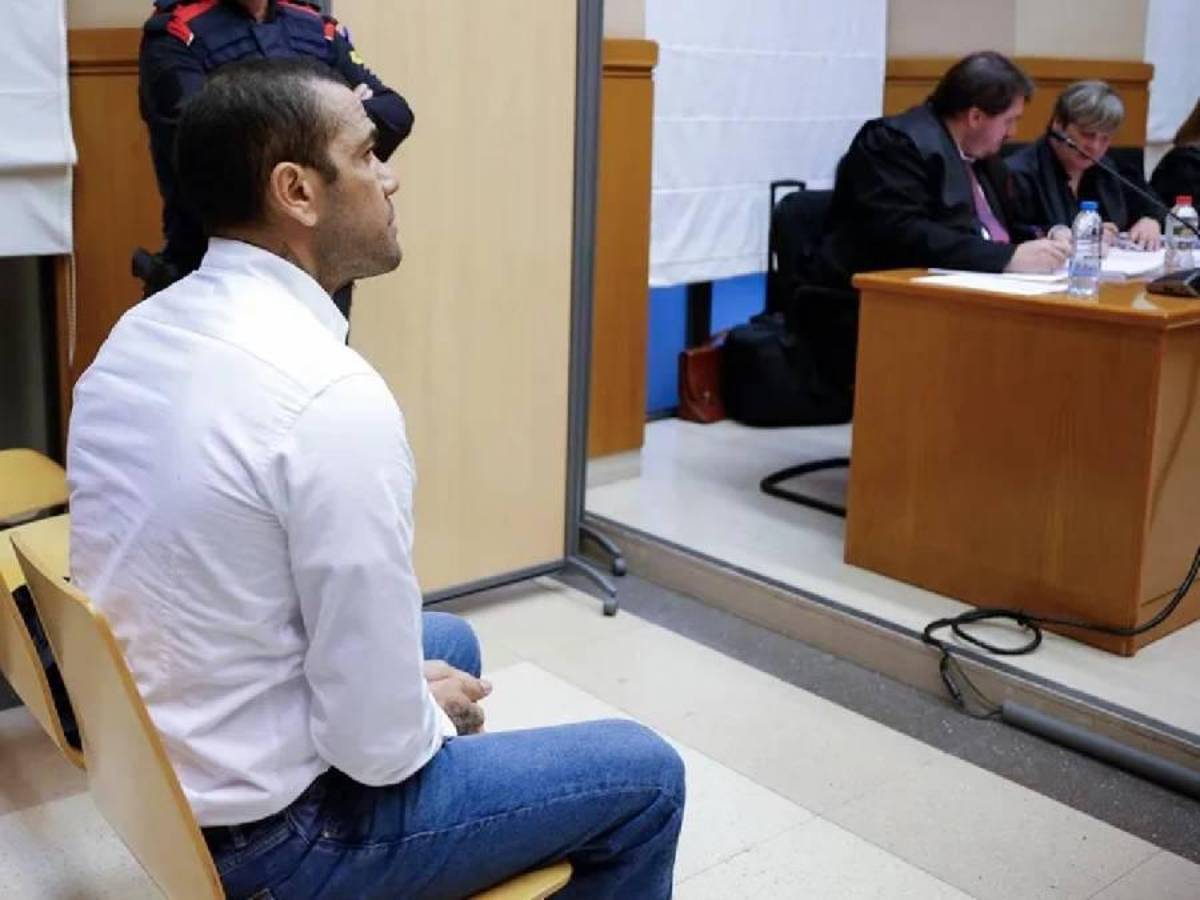 La decisión que Dani Alves tomó con el papá de Neymar luego de quedar en libertad: “Ya lo devolvió”