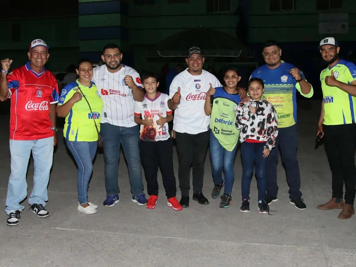 Michaell Chirinos se lleva tremendo beso de otro jugador, el inesperado salvador y homenaje a Orinson Amaya