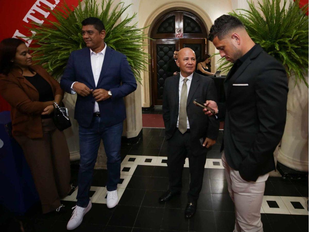 Bellezas, futbolistas y técnicos nominados: Así se vivió la previa de la gala de los Premios Diez en el Teatro Manuel Bonilla