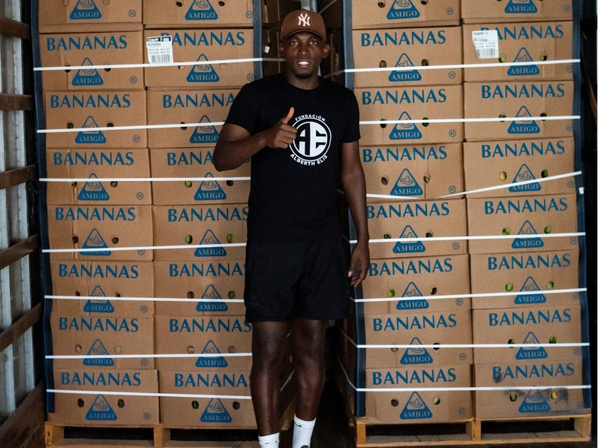 Para ponerse de pie: Fundación de Alberth Elis sorprende con donación a catrachos de cuatro ciudades de Honduras