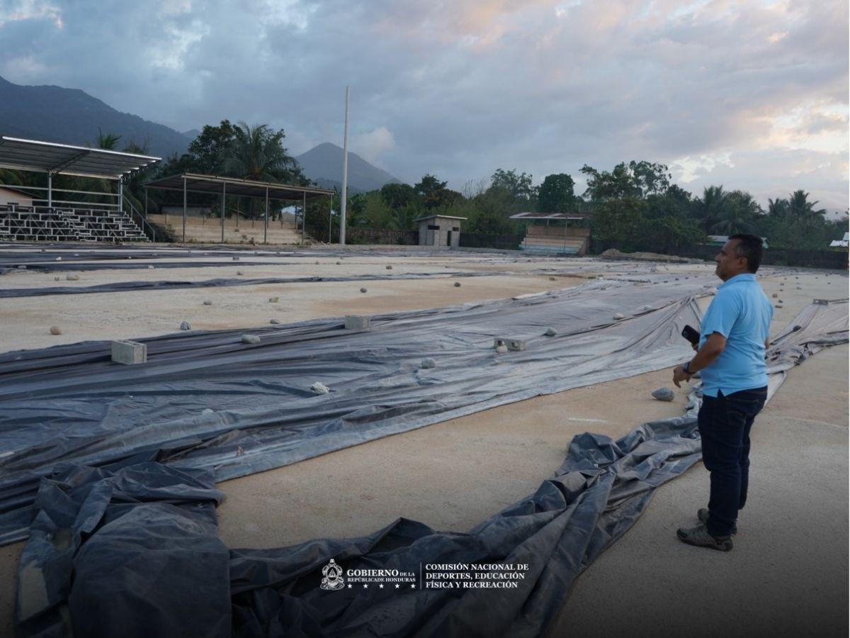 ¡A toda marcha! Condepor acelera proyectos de canchas de fútbol en municipios del departamento de Atlántida