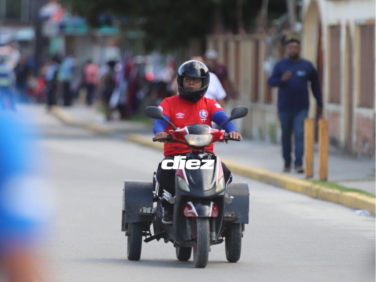 Aficionados de Olimpia sorprenden con motos curiosas, las bellas cipotas de Choloma y blindaje total al Rubén Deras