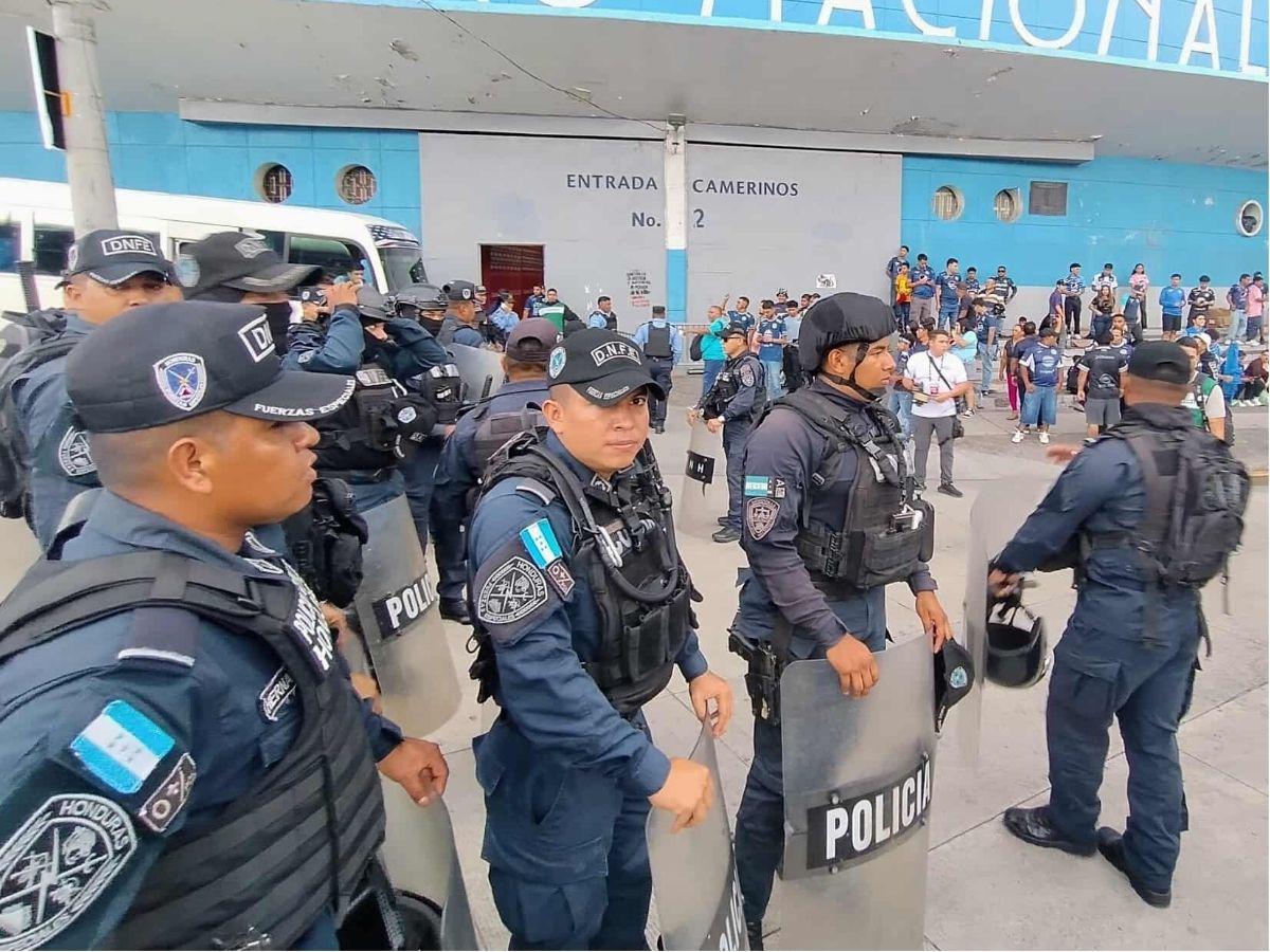 Marea Azul en el Nacional, infiltrados de Costa Rica, preciosa del Motagua captada y enmascarado sorprende