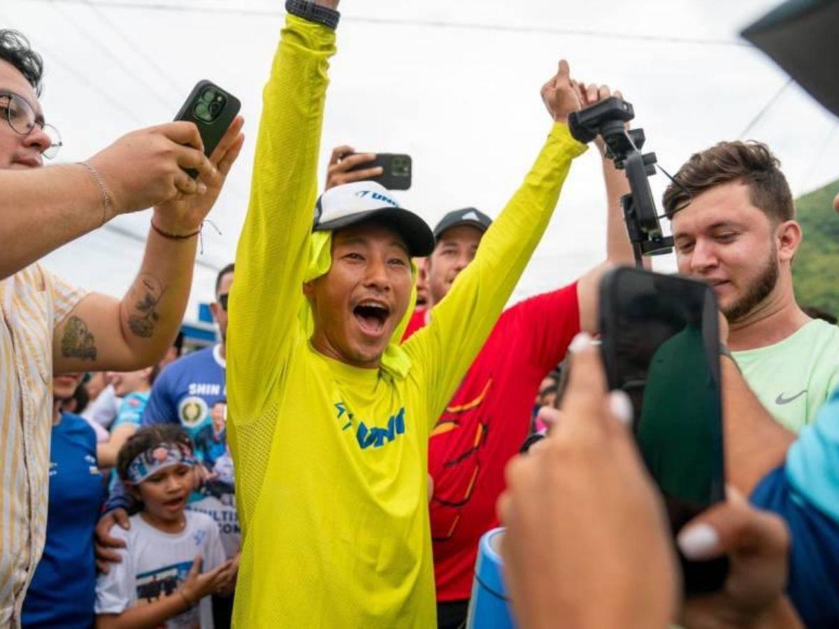 Alberth Elis sorprende a los niños de su pueblo y se une a Shin Fujiyama para reconstruir un kínder