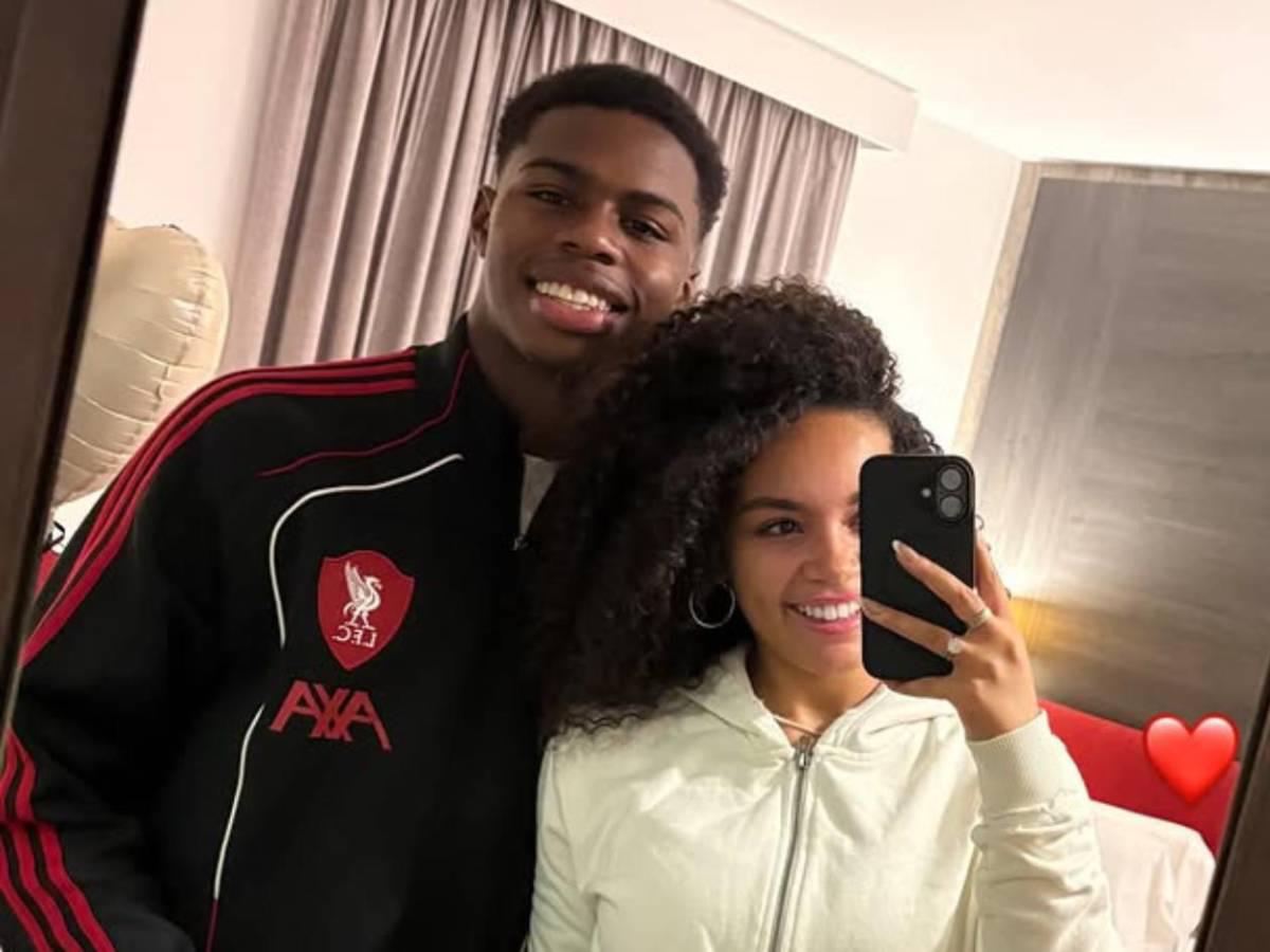 ¿Quién es la desconocida novia de Keyrol Figueroa, el hondureño que estuvo convocado por el primer equipo del Liverpool?