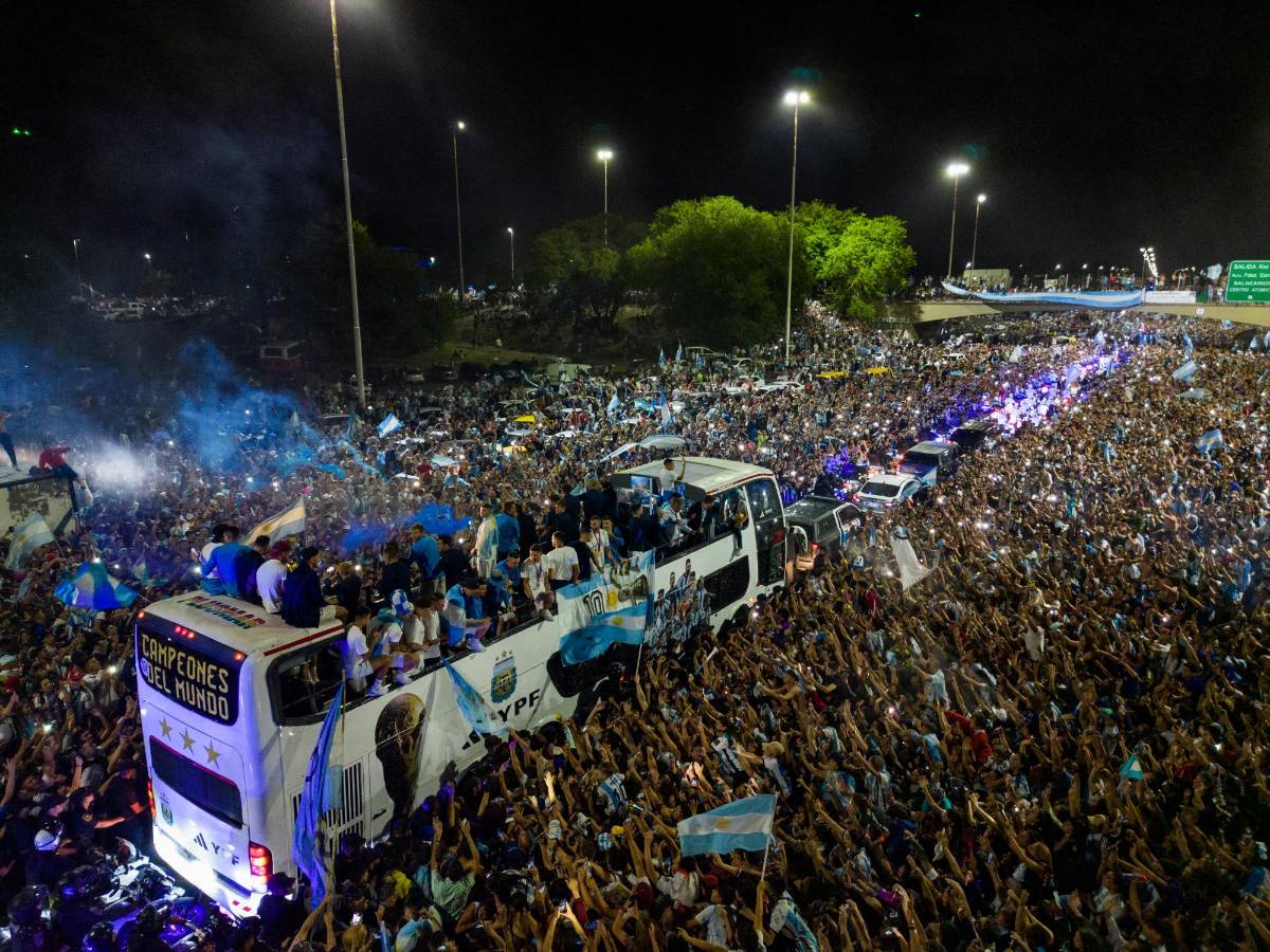 La copa está en casa: El espectacular recibimiento en Argentina a Messi y los campeones del Mundo