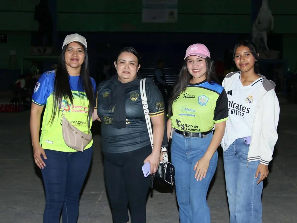 Michaell Chirinos se lleva tremendo beso de otro jugador, el inesperado salvador y homenaje a Orinson Amaya
