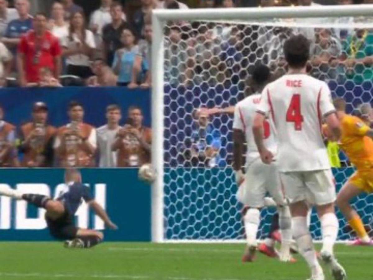 La roja que el VAR no revisó, la salvada del partido y magia de Messi con Argentina