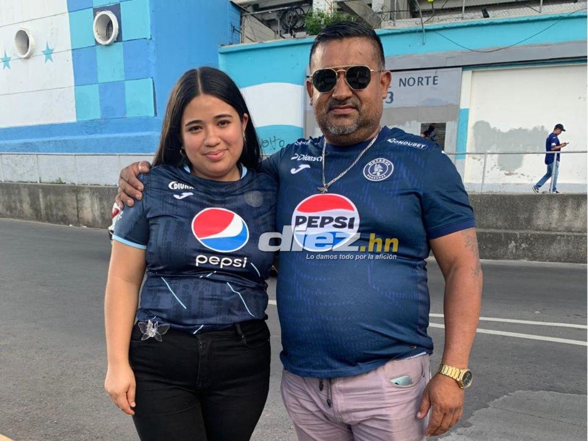 No se vio en TV: aficionadas del Motagua roban suspiros, gestazo de Auzmendi con su novia y fiesta azul en el Nacional