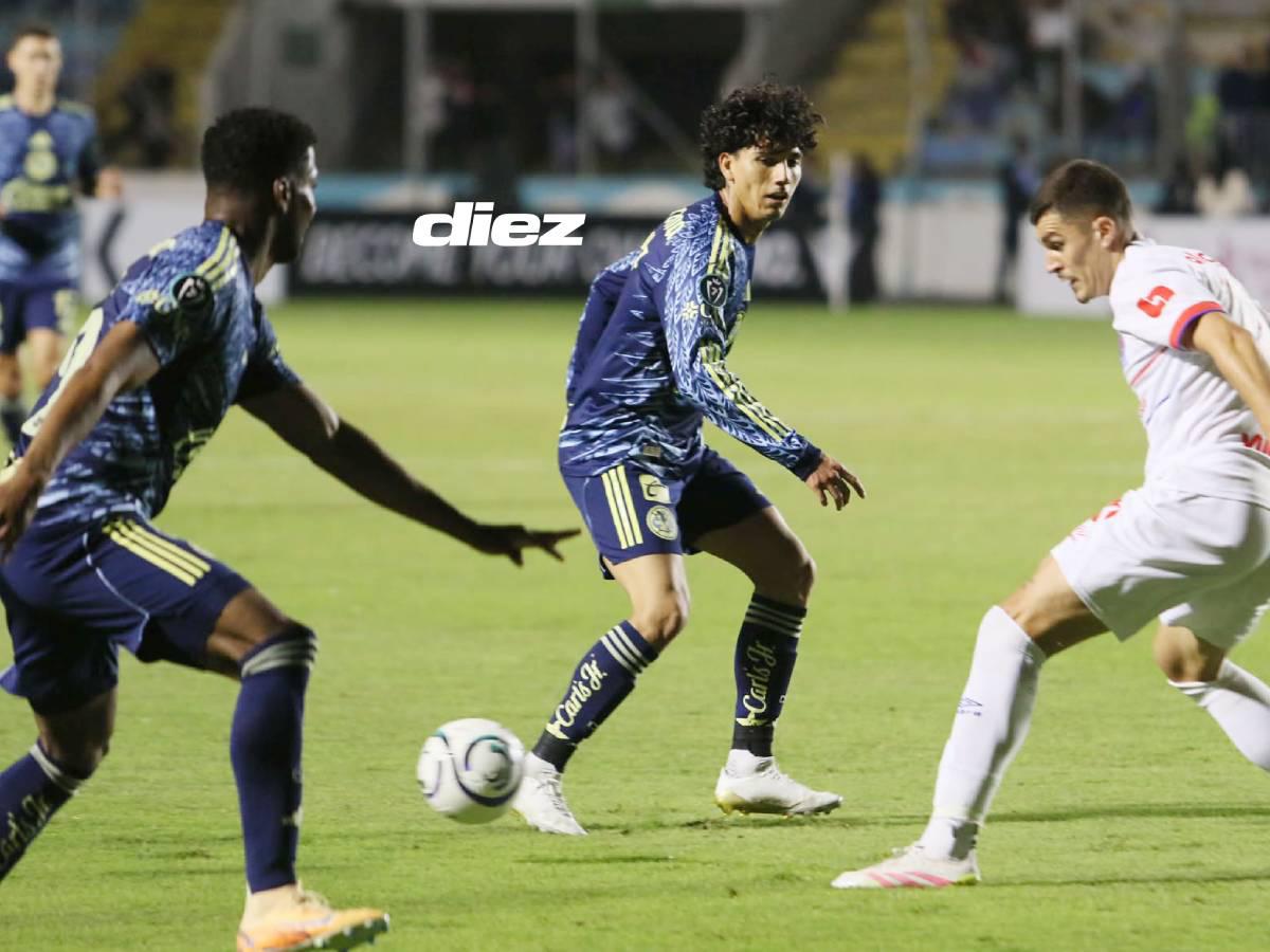 Facundo Queiroz enfrentando a dos rivales del América.