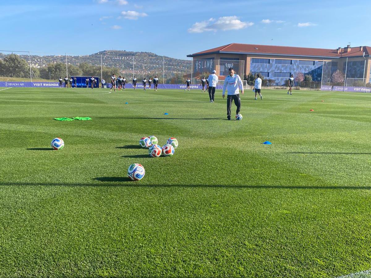 José Molina puso a sudar a los convocados y tres nuevos 'fichajes'; así fue el primer entreno de Honduras en España