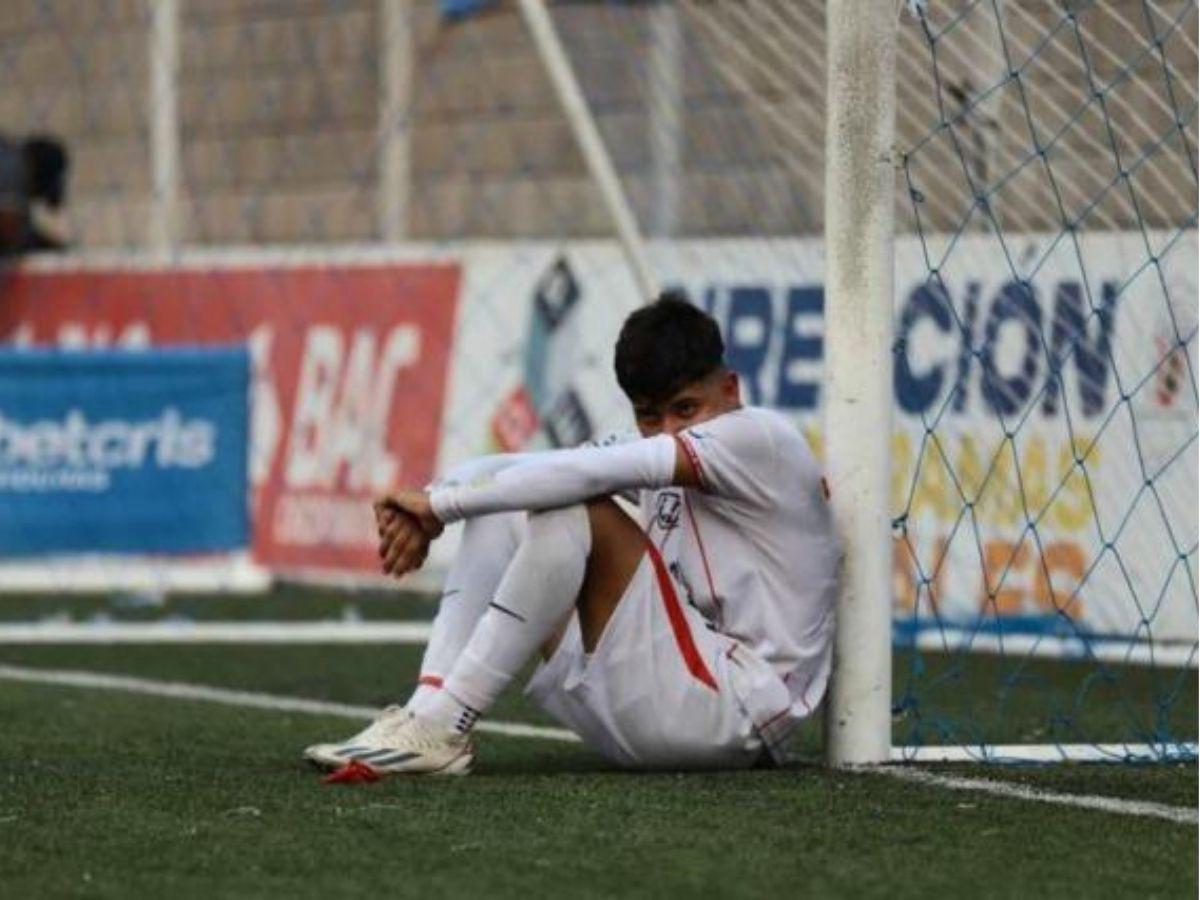 ¡El carro de Clever Portillo quedó destruido! Las fotos que dejó el terrible accidente de tránsito del jugador del Motagua