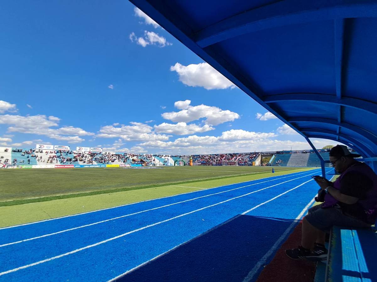 Europeos en las gradas, las bellezas de La Paz y en el muro para ver el Génesis vs Olimpia