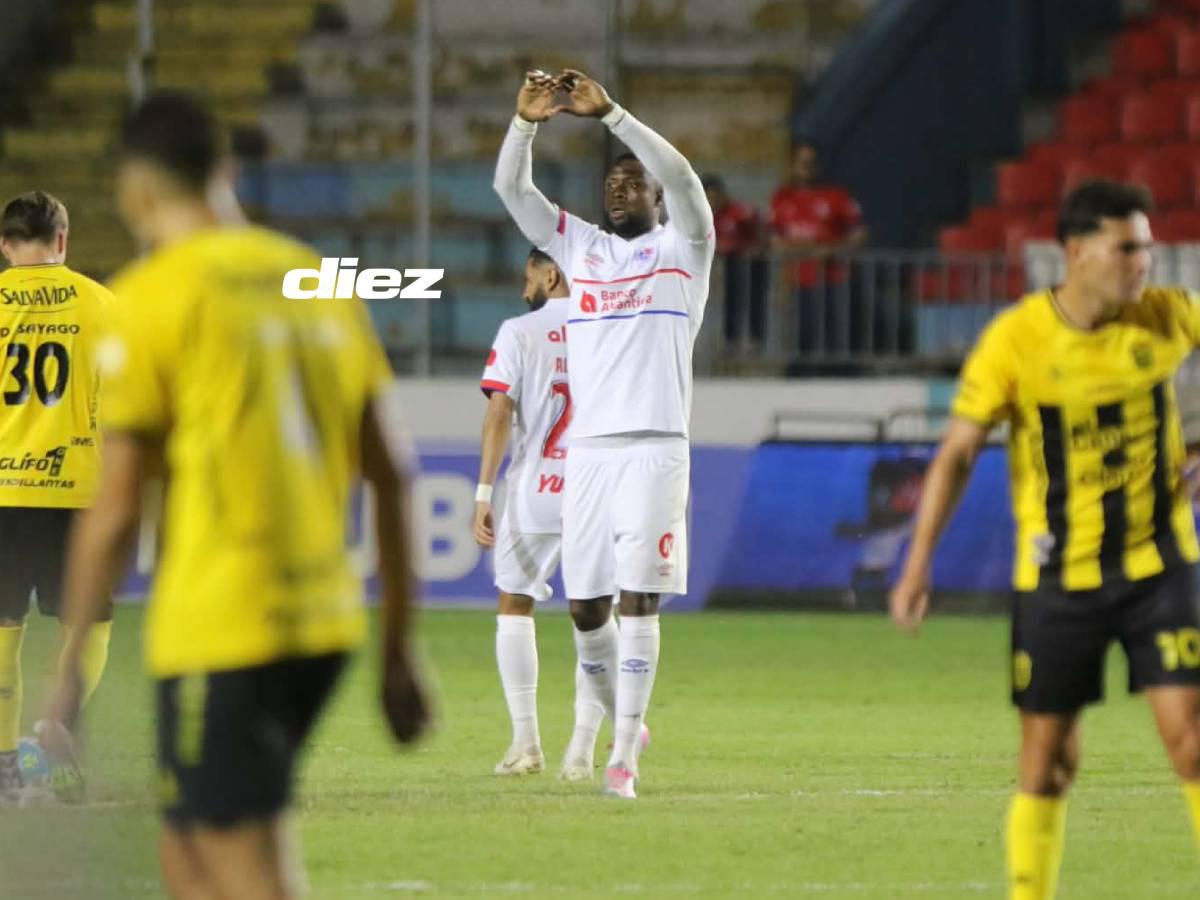 Yustin Arboleda feliz luego de devolver la paridad en el marcador.