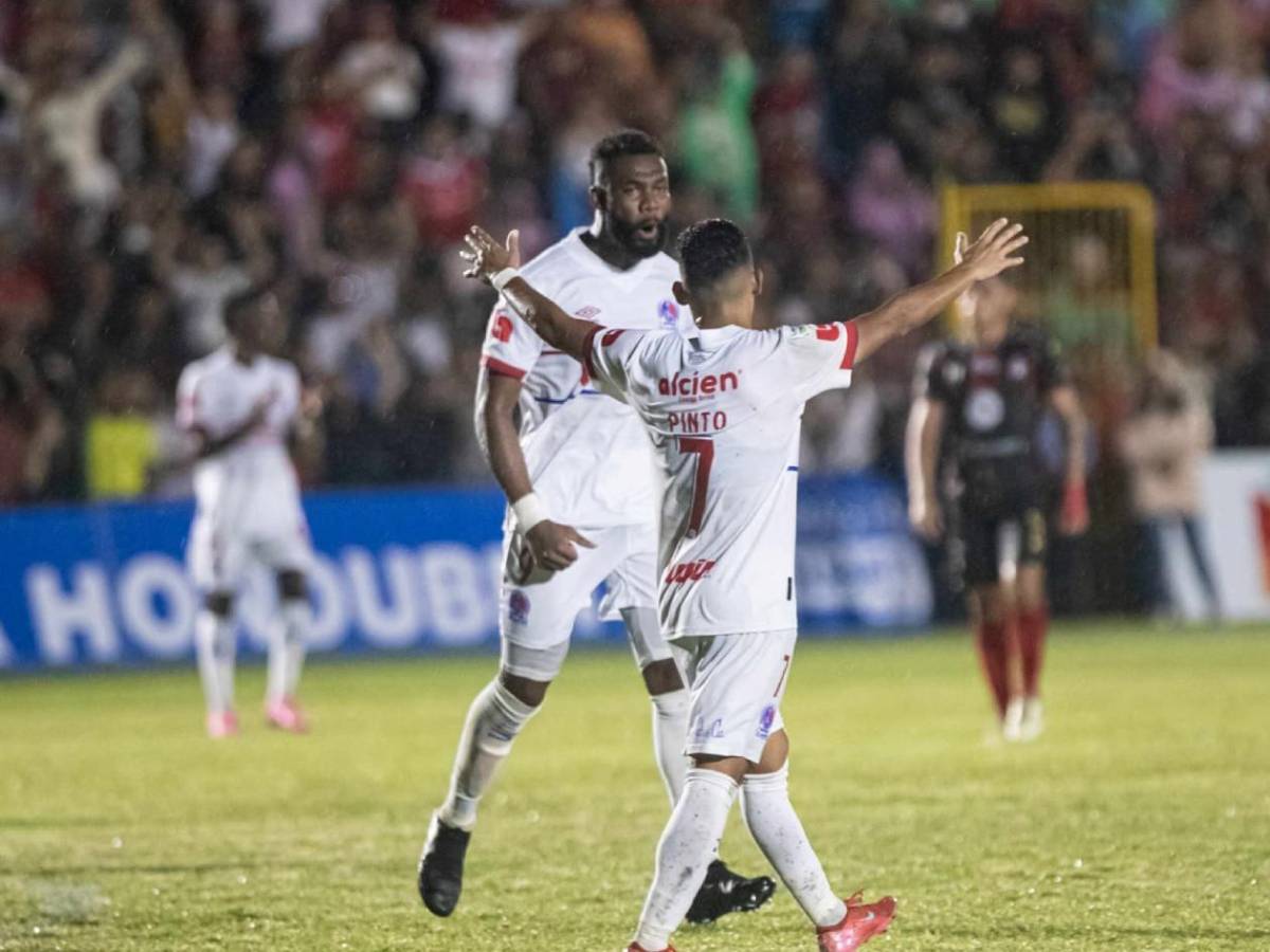 Mujer policía causa furor, promesa de Olimpia sorprende y Benguché responde insulto en el estadio Rubén Deras