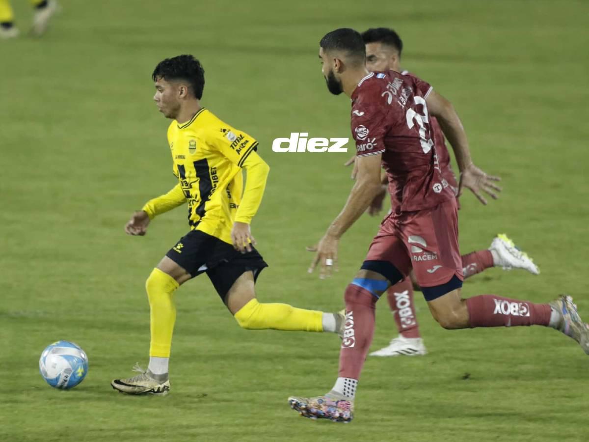 Conducción de Roberto Osorto ante dos rivales. Foto Neptalí Romero.