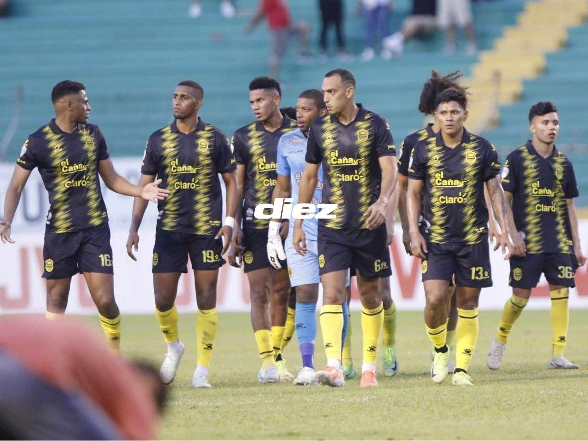 Rabia en Real España, insólita pancarta, derroche de bellezas y desenfreno en Marathón tras barrer a La Máquina en el clásico