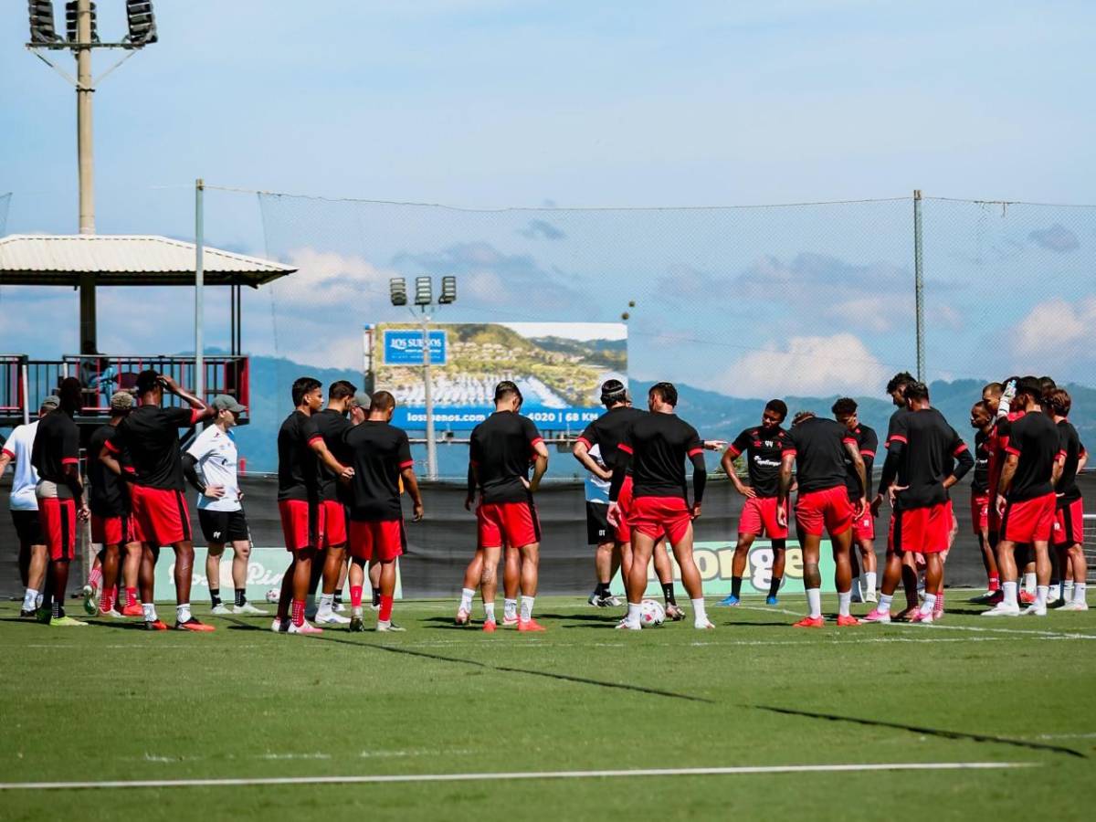 ¡Guerra en Alajuelense! Les dejan carteles amenazantes antes de viajar a Honduras
