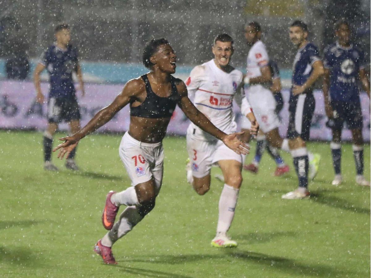 Dereck Moncada desató la locura, los polémicos penales que no pitaron, diluvio en el Nacional y la zarquita preciosa