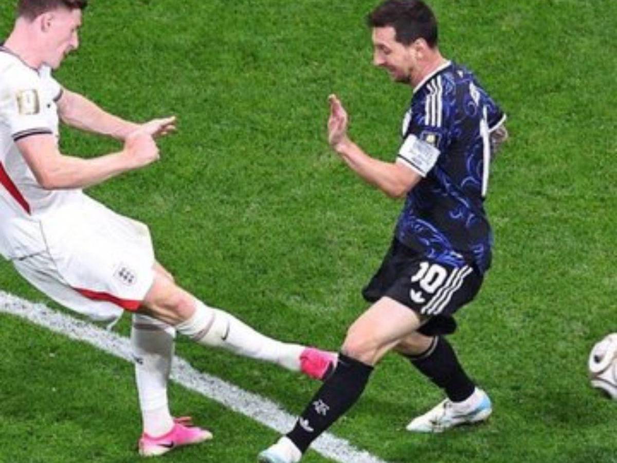 La roja que el VAR no revisó, la salvada del partido y magia de Messi con Argentina
