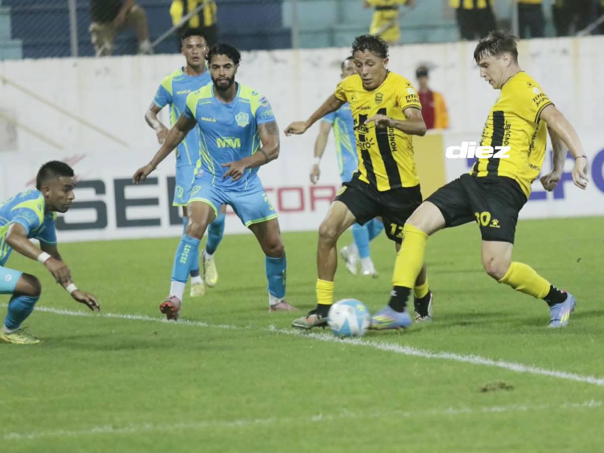 David Sayago al momento de anotar su gol en el debut oficial. Foto Neptalí Romero.